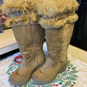 Little girls size 13 fur trimmed boots Black Friday Special 🥳